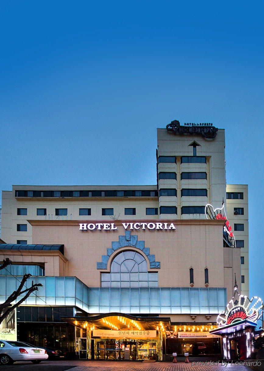 Victoria Hotel *