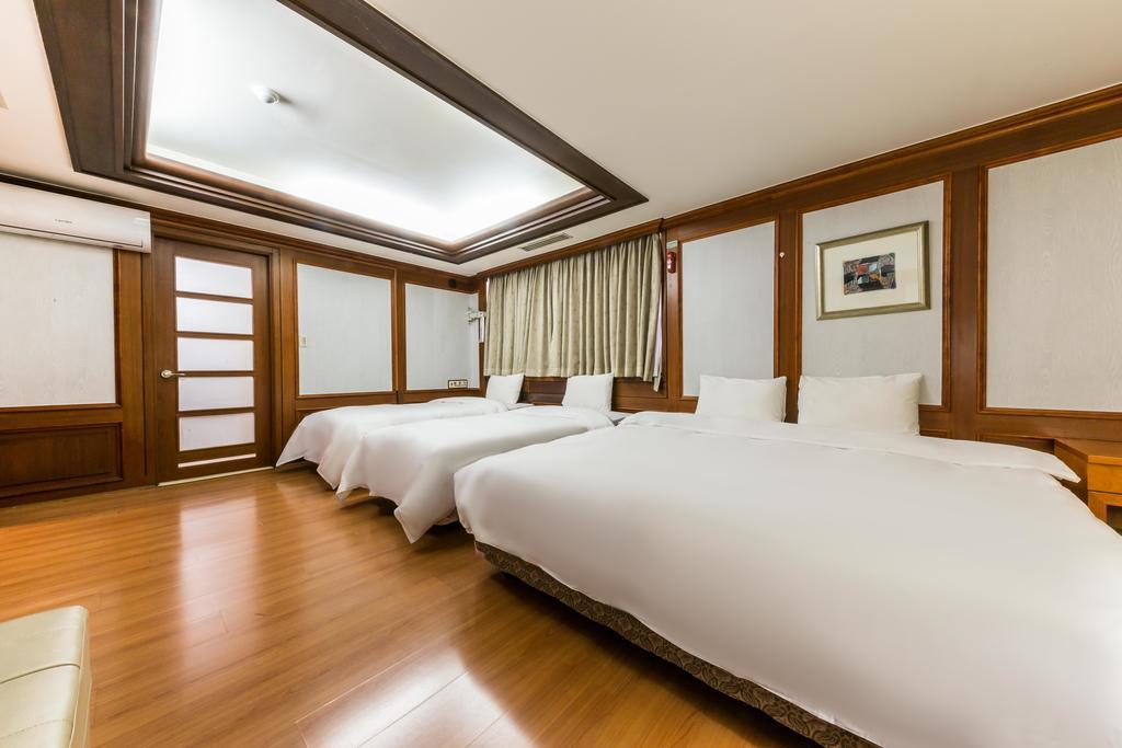 Victoria Hotel *