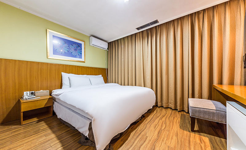 Victoria Hotel *